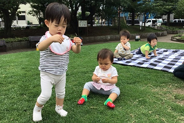 芝生の感触楽しいね♪